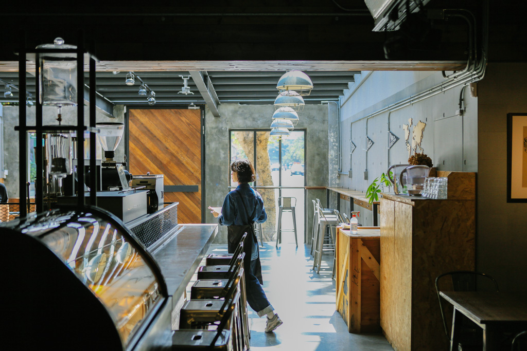 All Day Roasting Company _ 在如溫室般寬敞明亮的空間，享受手沖的單品咖啡香。