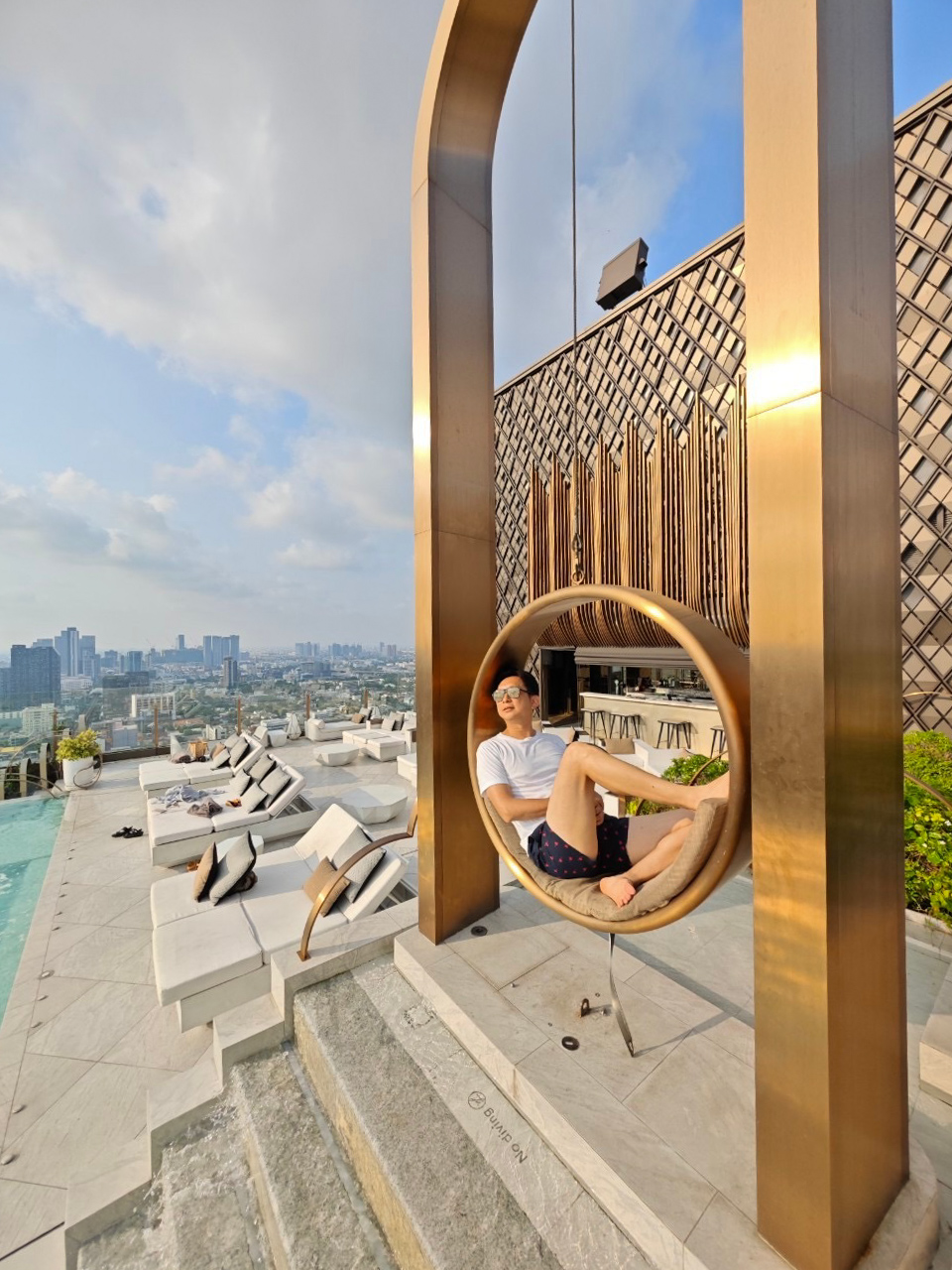 金色鞦韆泰網美！曼谷 INNSiDE Bangkok Sukhumvit 純白系風格旅店，On Nut 站步行三分鐘